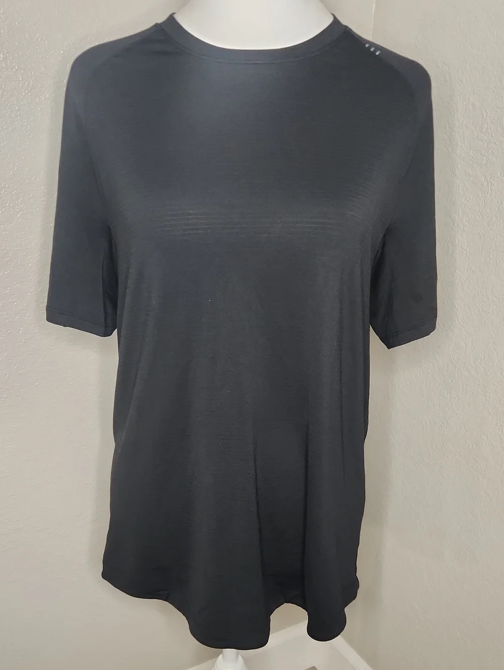 Lululemon Women's Black Crew Neck Short Sleeve High Low Top